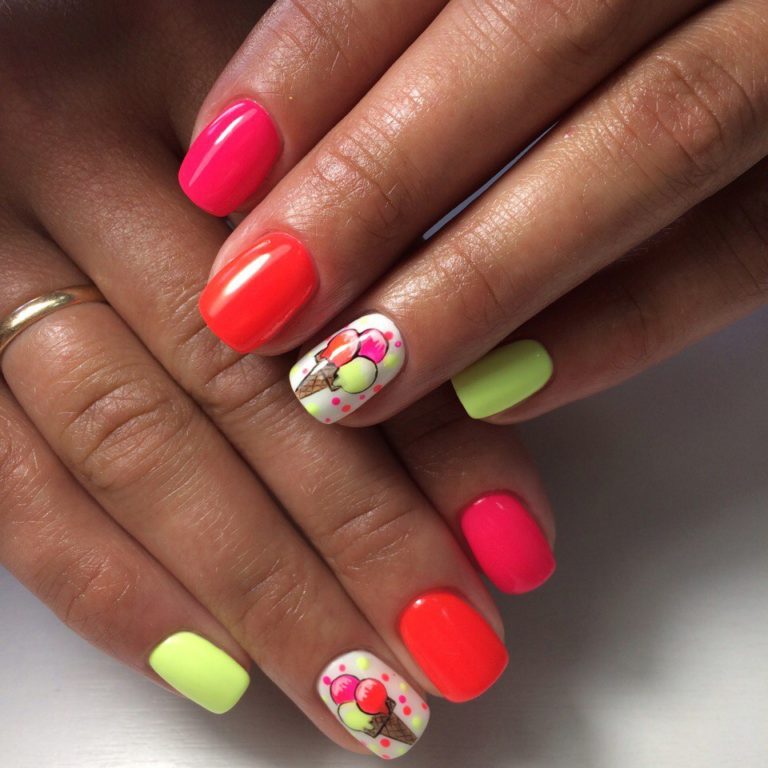 Короткі круглі нігті з літнім дизайном у стилі максималізм