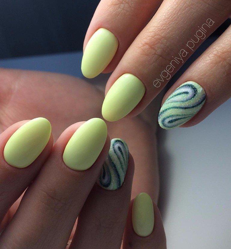 Матовий жовтий манікюр з абстрактним розписом та срібними блискітками