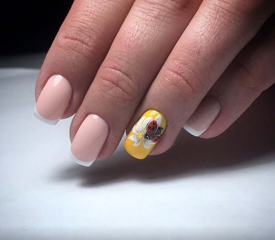 Бежевий френч з жовтими об'ємними квітами на овальних нігтях