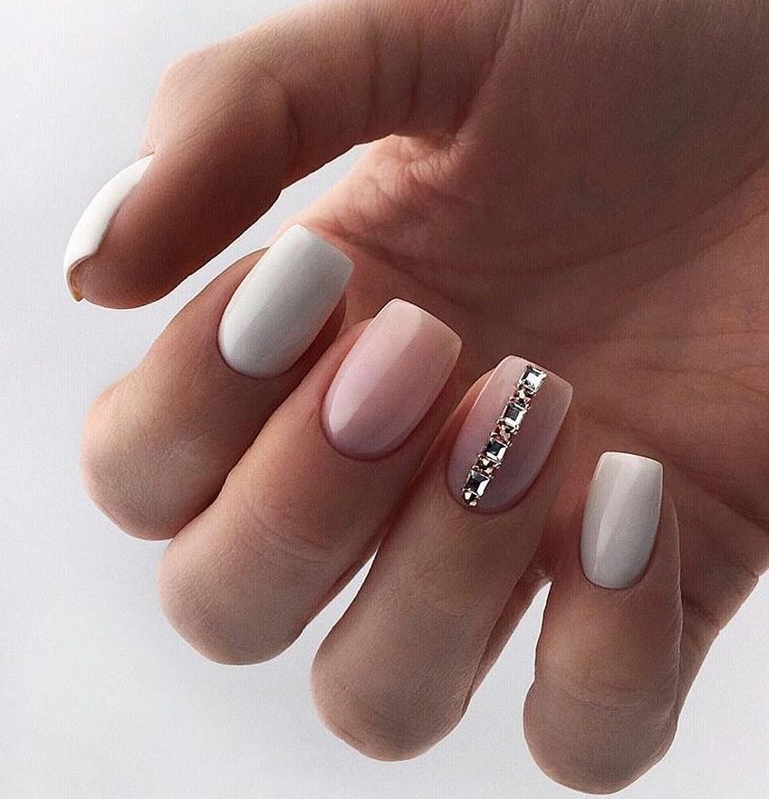 Бежевий мінімалістичний манікюр з сріблястими стразами