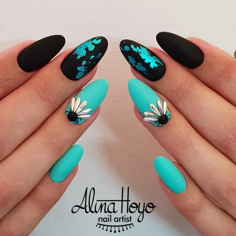 Матовий зелений манікюр з 3D квітами та стразами на мигдалевих нігтях