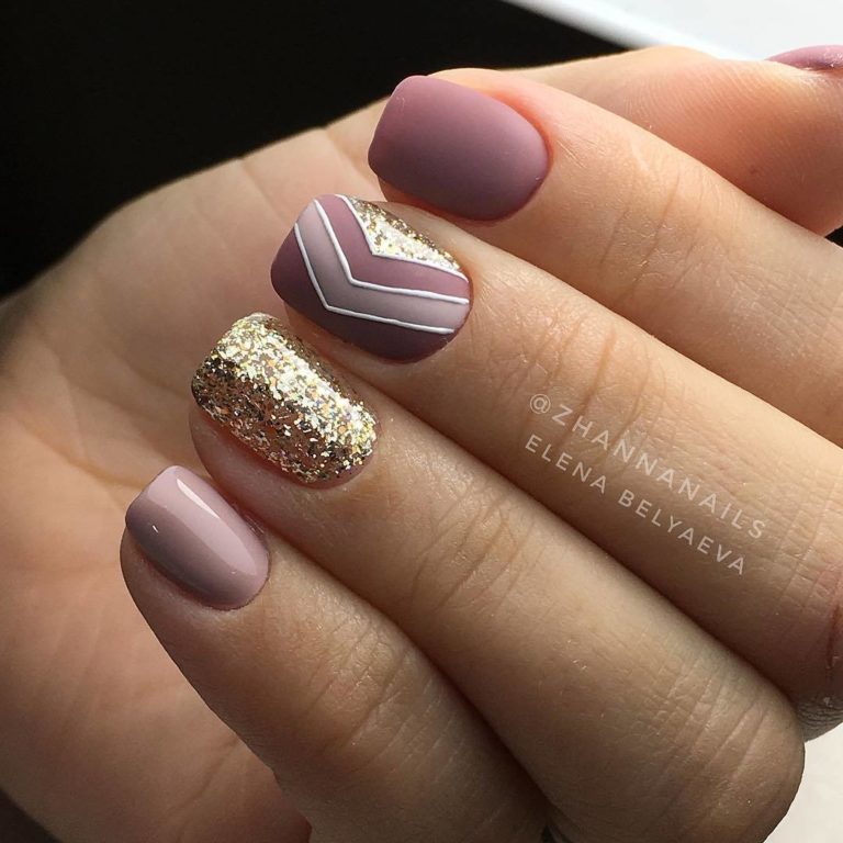 Матовий фіолетовий манікюр: ручний розпис та золота геометрія