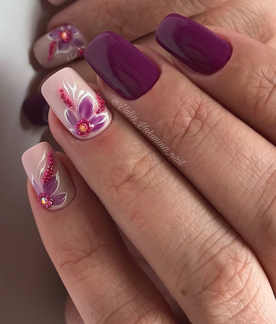 Фіолетовий квітковий 3D манікюр з рожевими об'ємними квітами та стразами