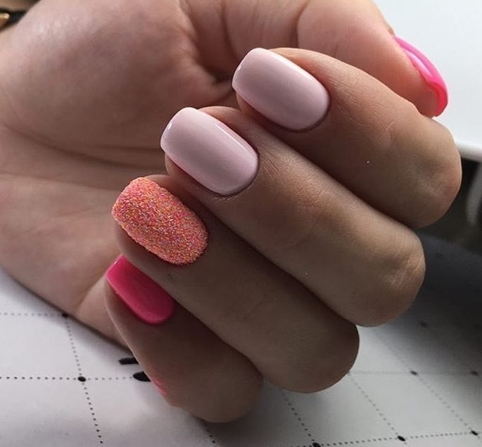 Рожевий манікюр з помаранчевими блискітками: яскравий літній дизайн