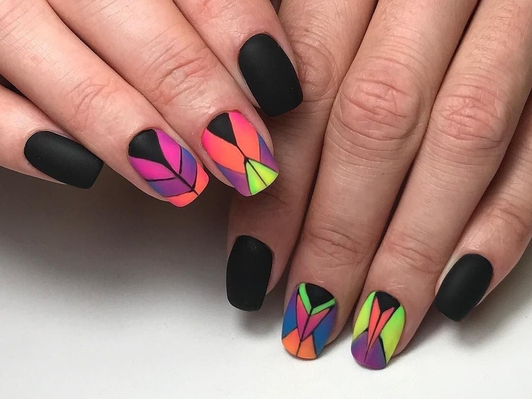 Матовий чорний манікюр: кольорова геометрія та абстракція