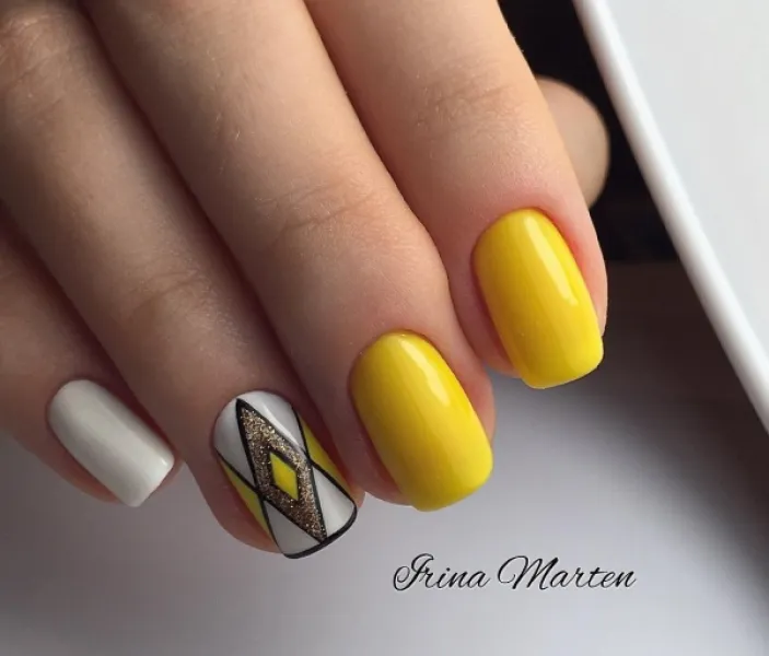 Жовтий манікюр з геометричним розписом та золотими блискітками