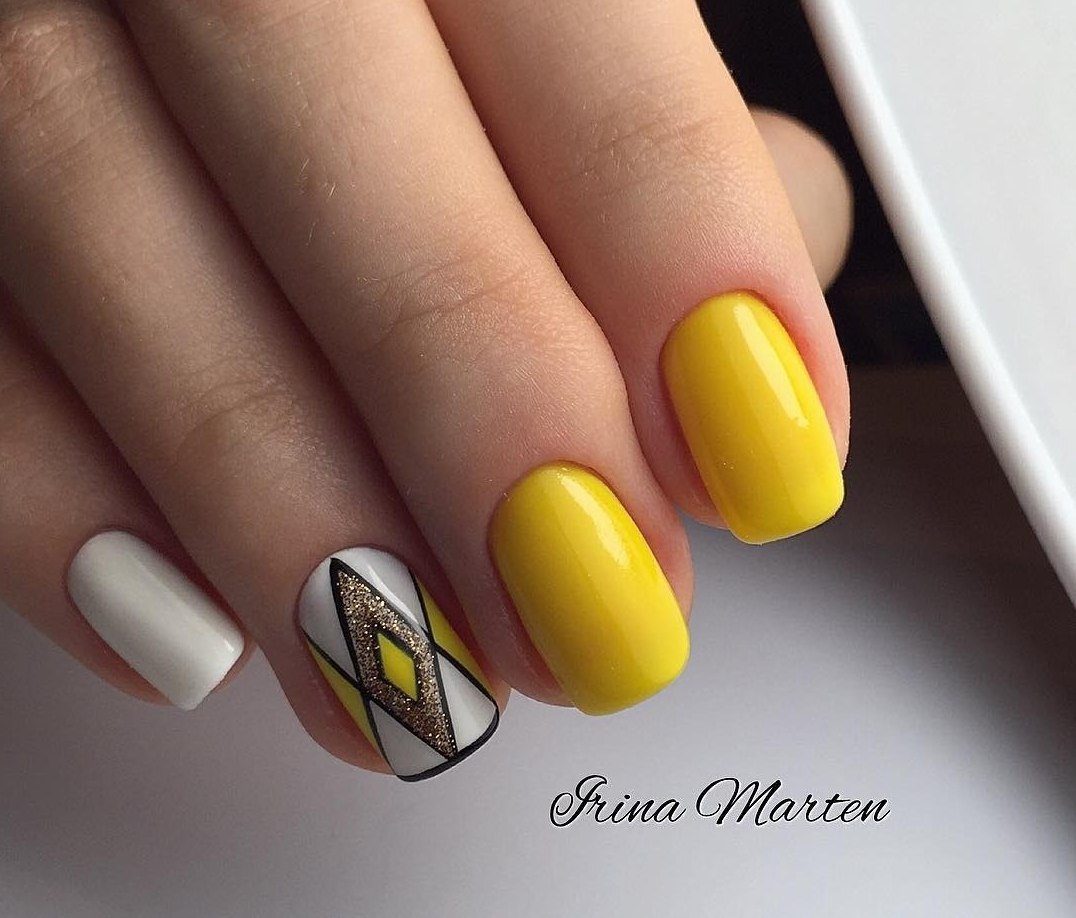 Жовтий манікюр з геометричним розписом та золотими блискітками