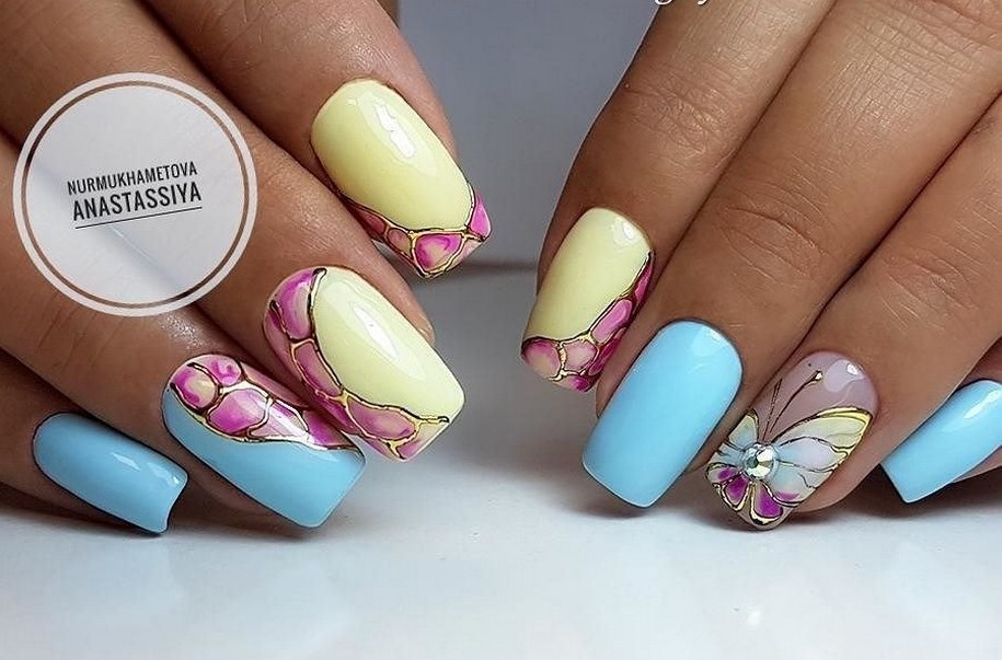 Квітковий 3D манікюр: синій фон з рожевими квітами та стразами