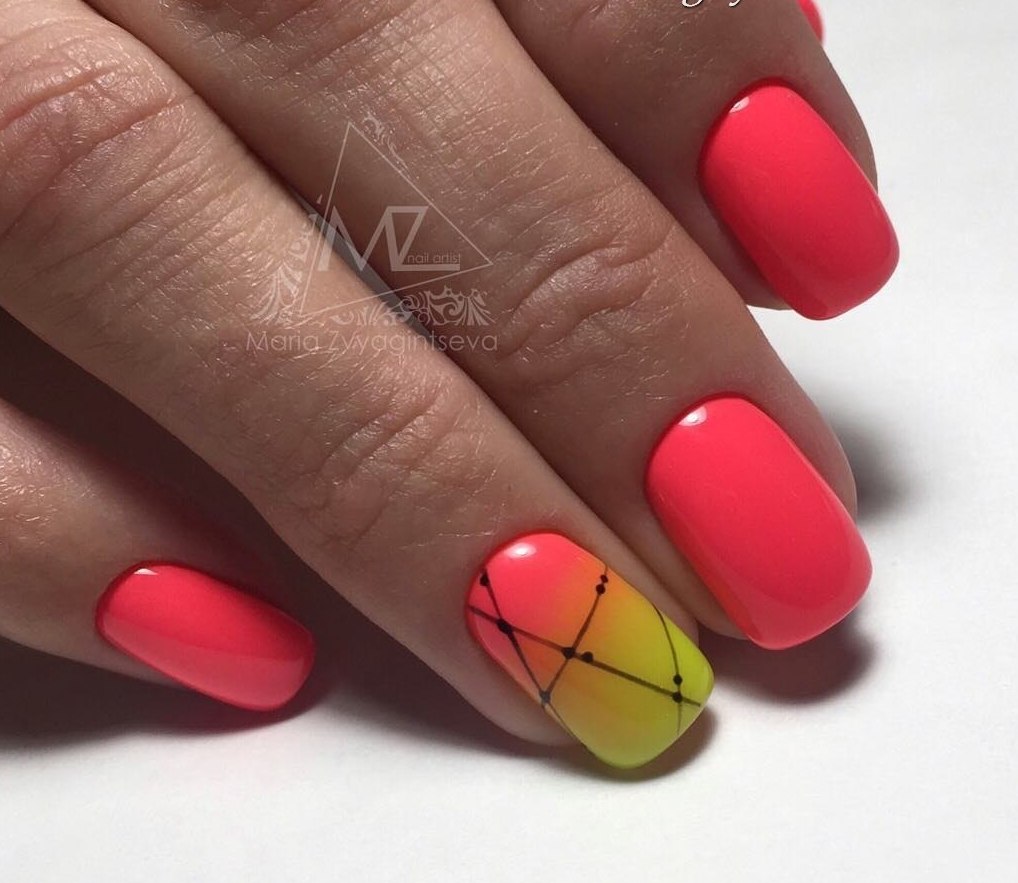 Літнє рожеве омбре з чорною геометрією на нігтях