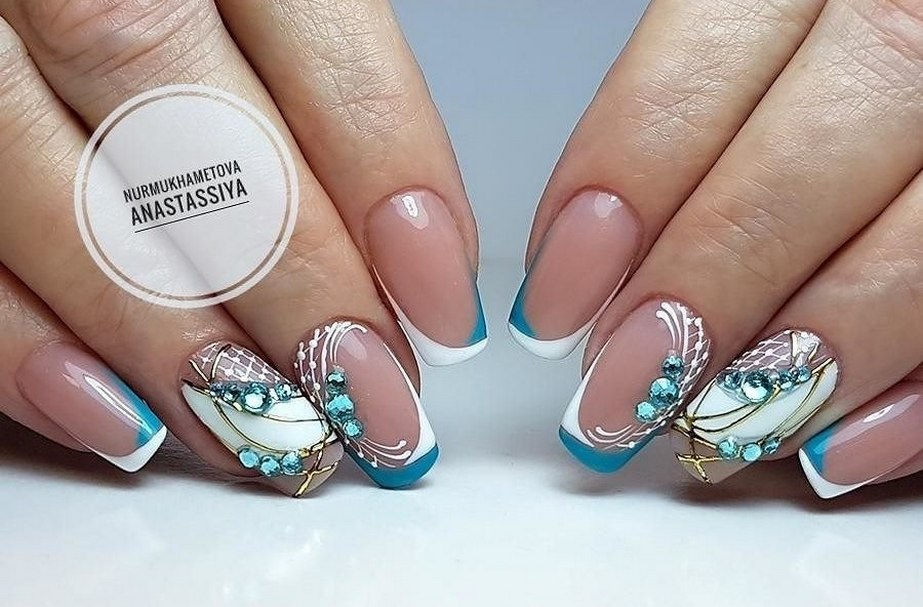 Довгий синій френч манікюр з 3D-деталями та золотими акцентами