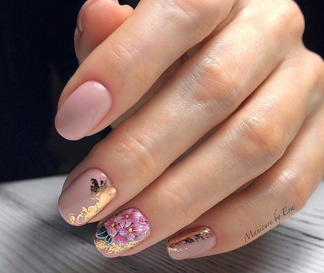 Квітковий манікюр у рожевих тонах із золотою фольгою