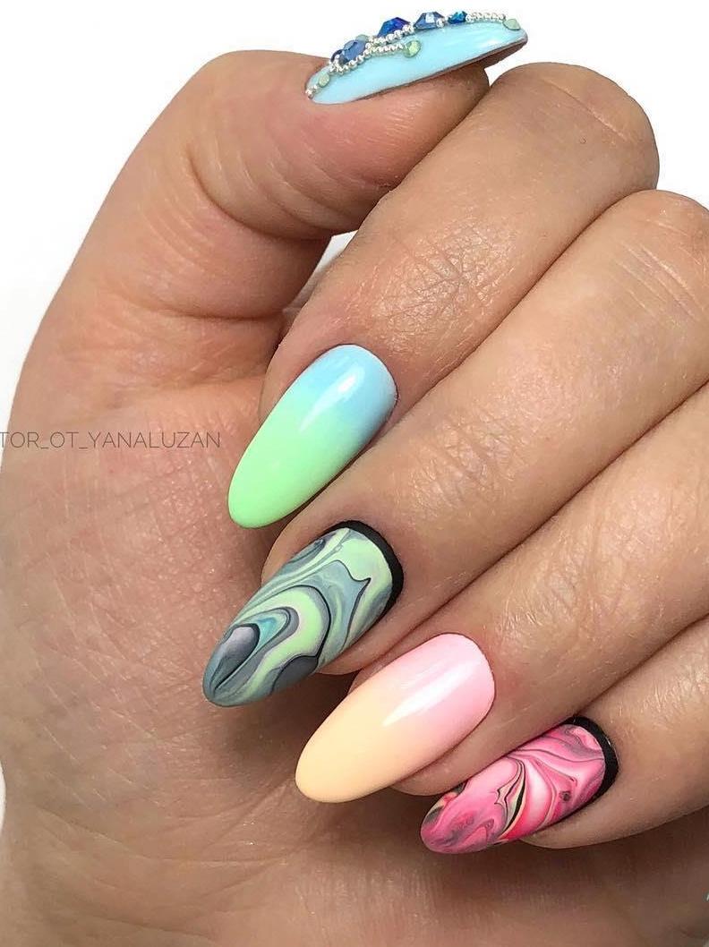 Максималізм на нігтях: зелено-рожевий 3D манікюр з омбре