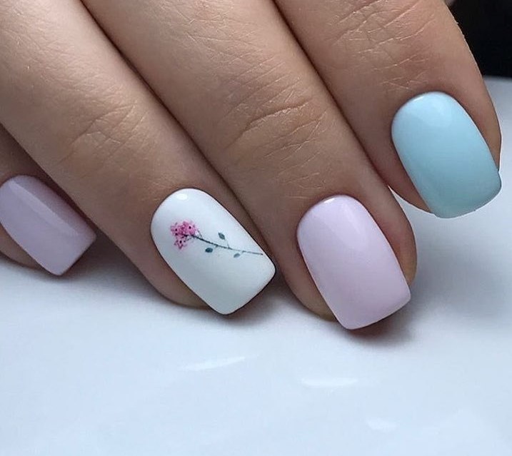 Синій манікюр з мінімалістичним квітковим розписом на овальних нігтях