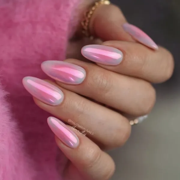 Рожевий Хромований Манікюр: Стиль та Блиск на Мигдалеподібних Нігтях
