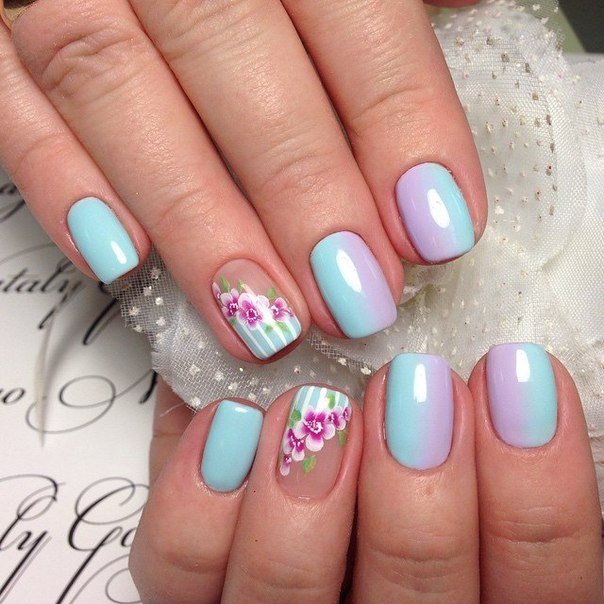 Синьо-фіолетовий омбре манікюр з квітковим розписом та геометрією