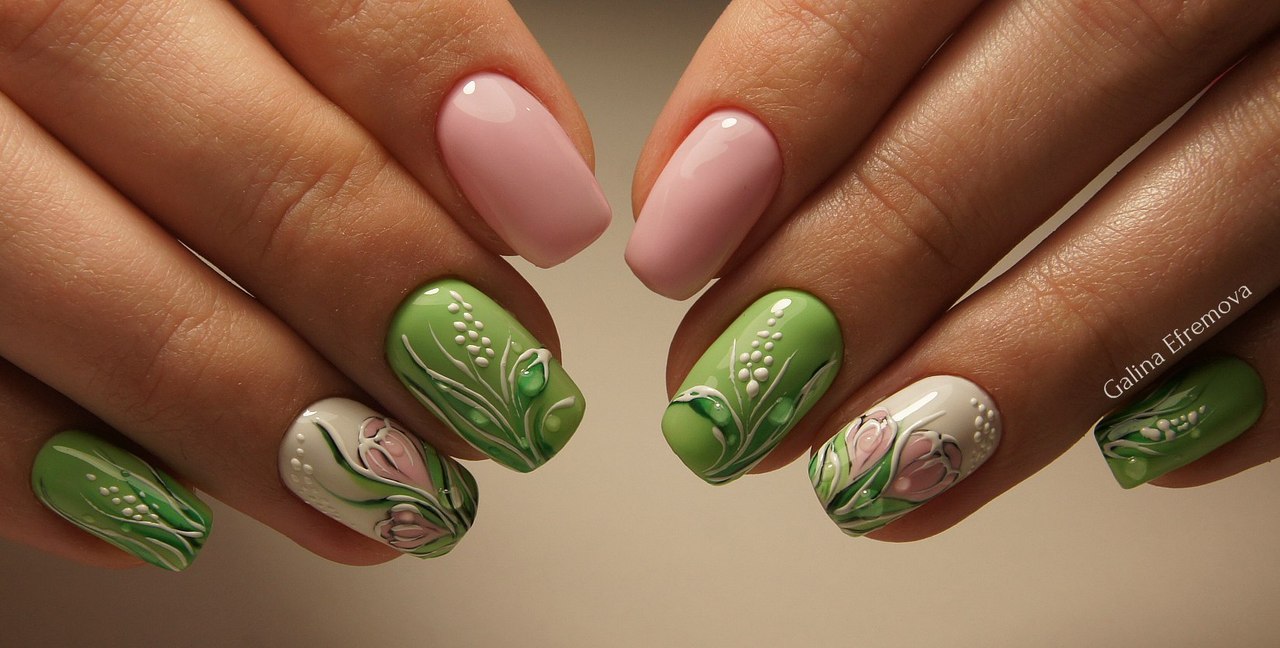 Рожевий квітковий манікюр з ручним розписом зелених листків