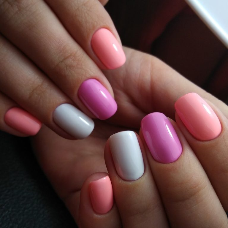 Овальний манікюр гель-лаком: ніжний рожевий мінімалізм з білими акцентами