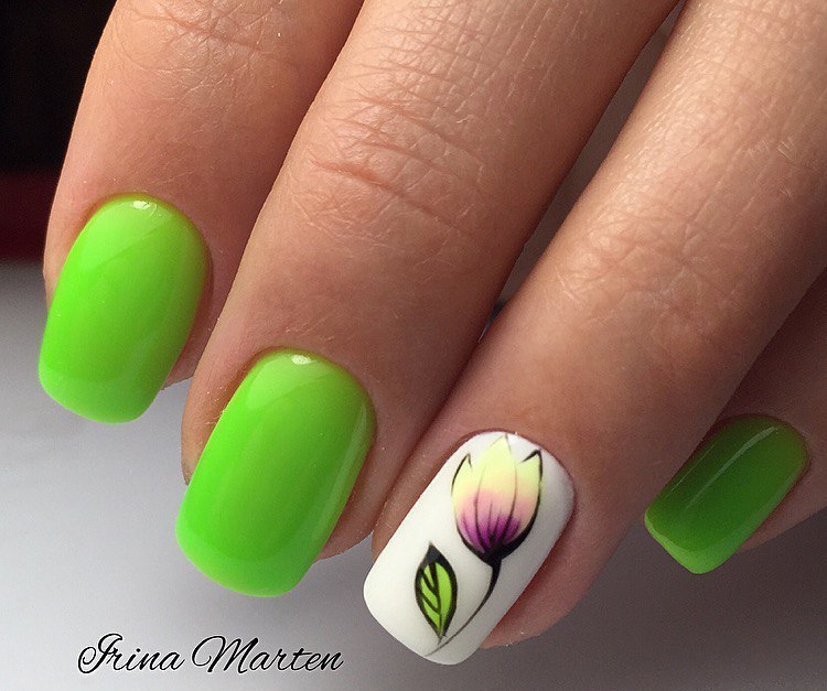 Квітковий омбре манікюр у зелених тонах з ручним розписом