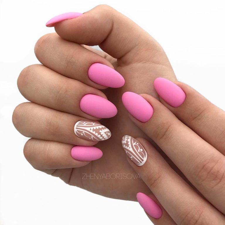 Матовий рожево-бежевий манікюр з абстрактним ручним розписом
