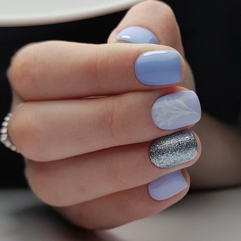 Фіолетовий манікюр з квітковим розписом та сріблястими блискітками