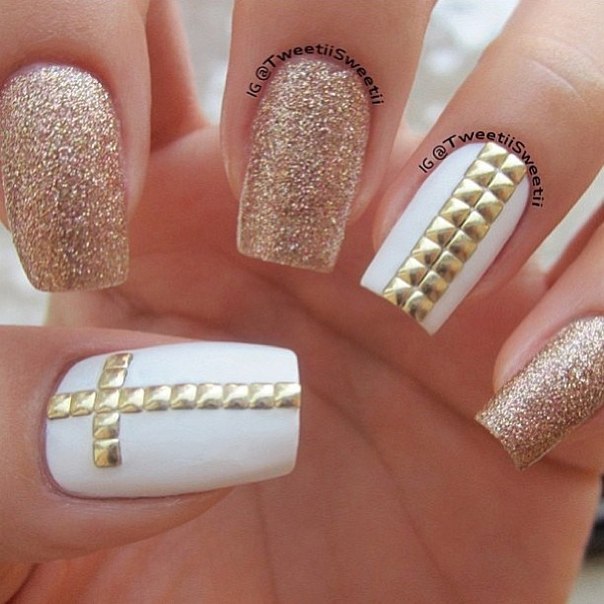 Ефектний Золото-Білий Манікюр: Квадратні Нігті з 3D-Геометрією та Стразами