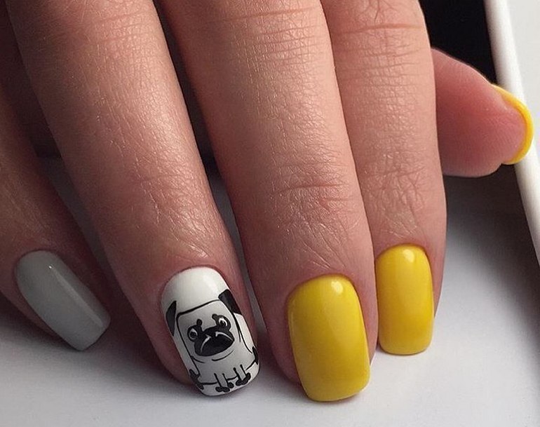 Жовтий мінімалізм з ручним розписом на квадратних нігтях