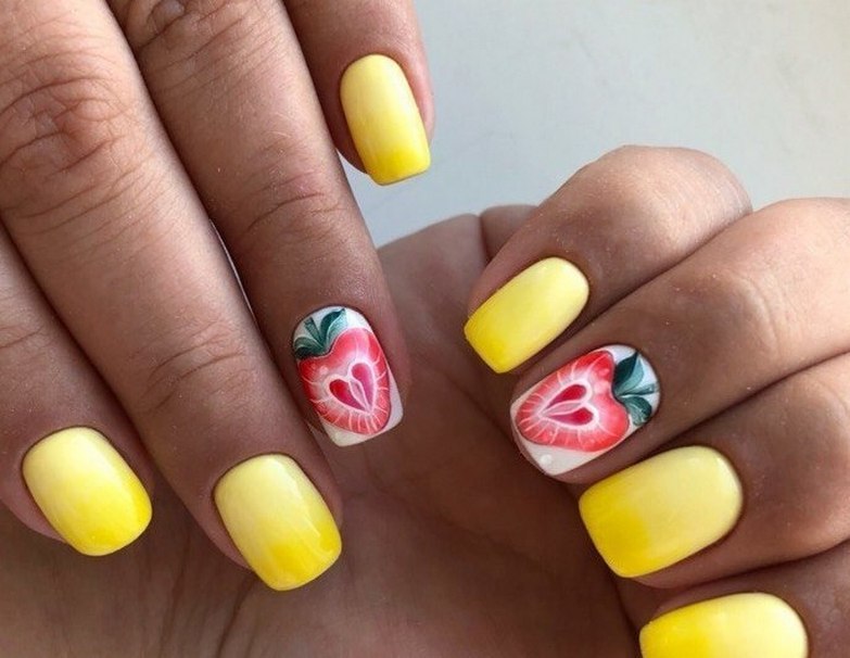 Жовтий манікюр з ручним розписом квітів та червоними акцентами