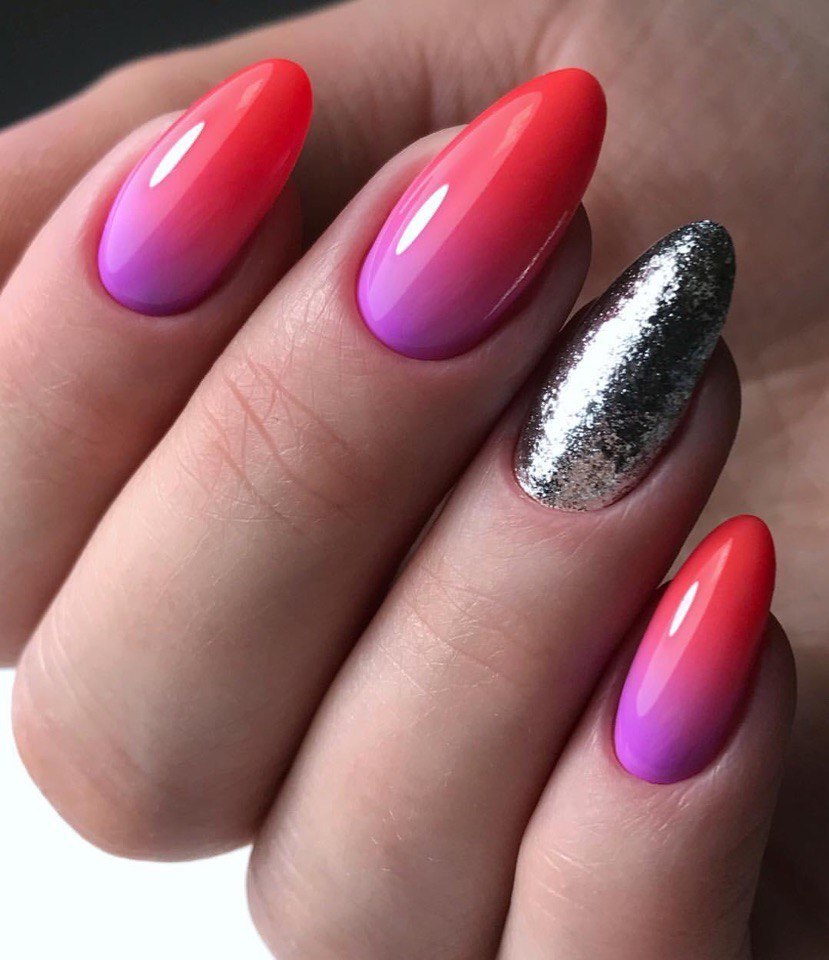 Помаранчево-фіолетовий омбре манікюр з срібними блискітками