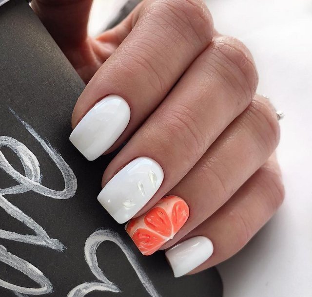 Білий мінімалістичний манікюр з помаранчевим розписом на квадратних нігтях