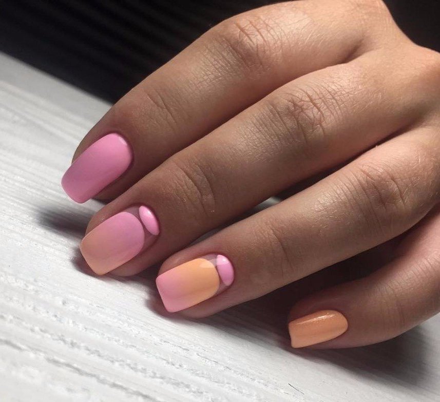 Сучасний рожево-помаранчевий манікюр: мінімалізм та негативний простір на круглих нігтях