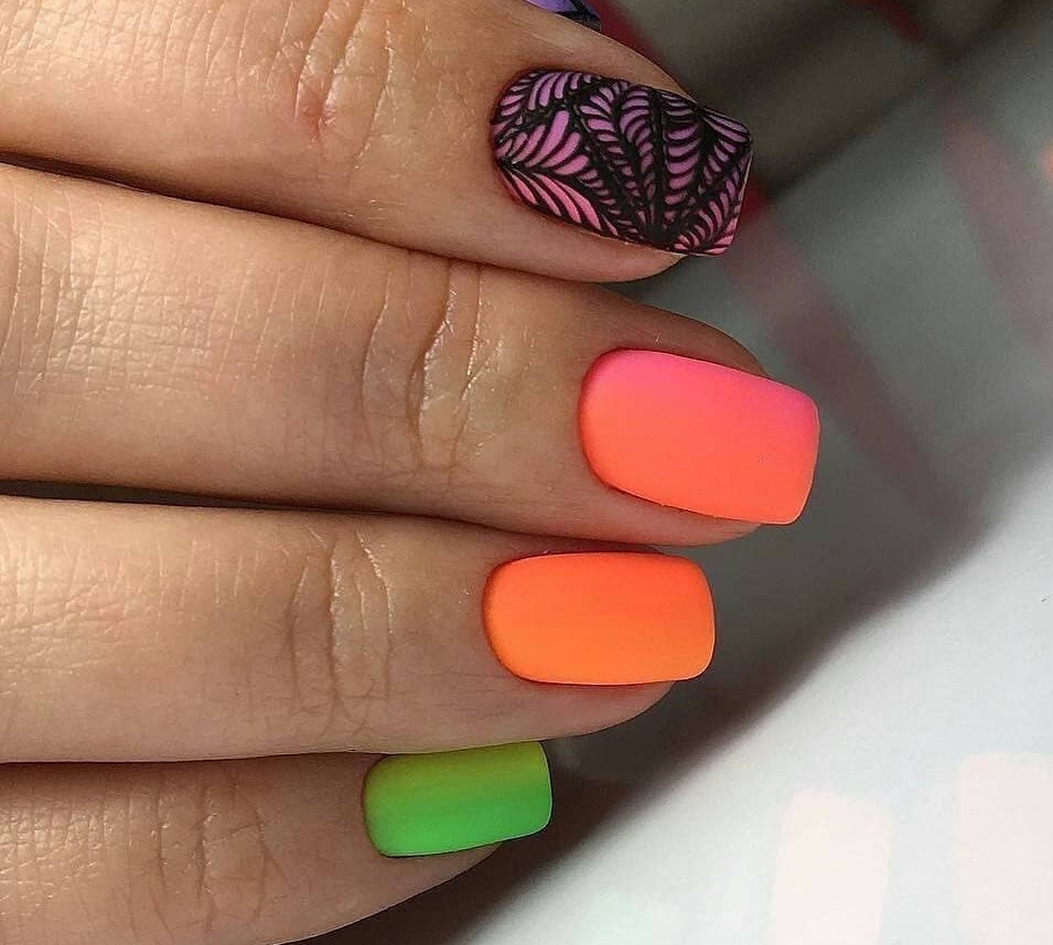 Помаранчевий матовий манікюр: омбре з геометрією на коротких нігтях