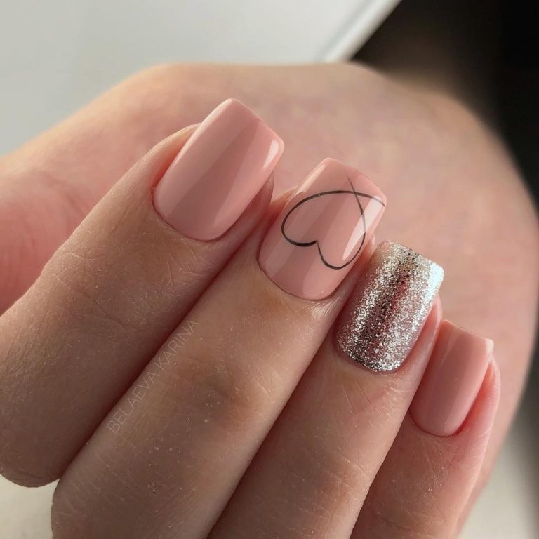 Рожевий манікюр з блискітками та сріблястим акцентом