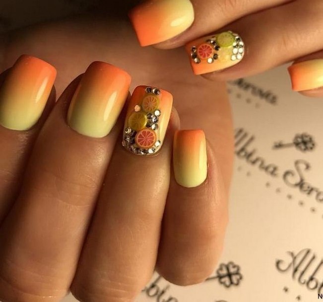 Літній омбре манікюр в помаранчево-жовтих тонах зі стразами