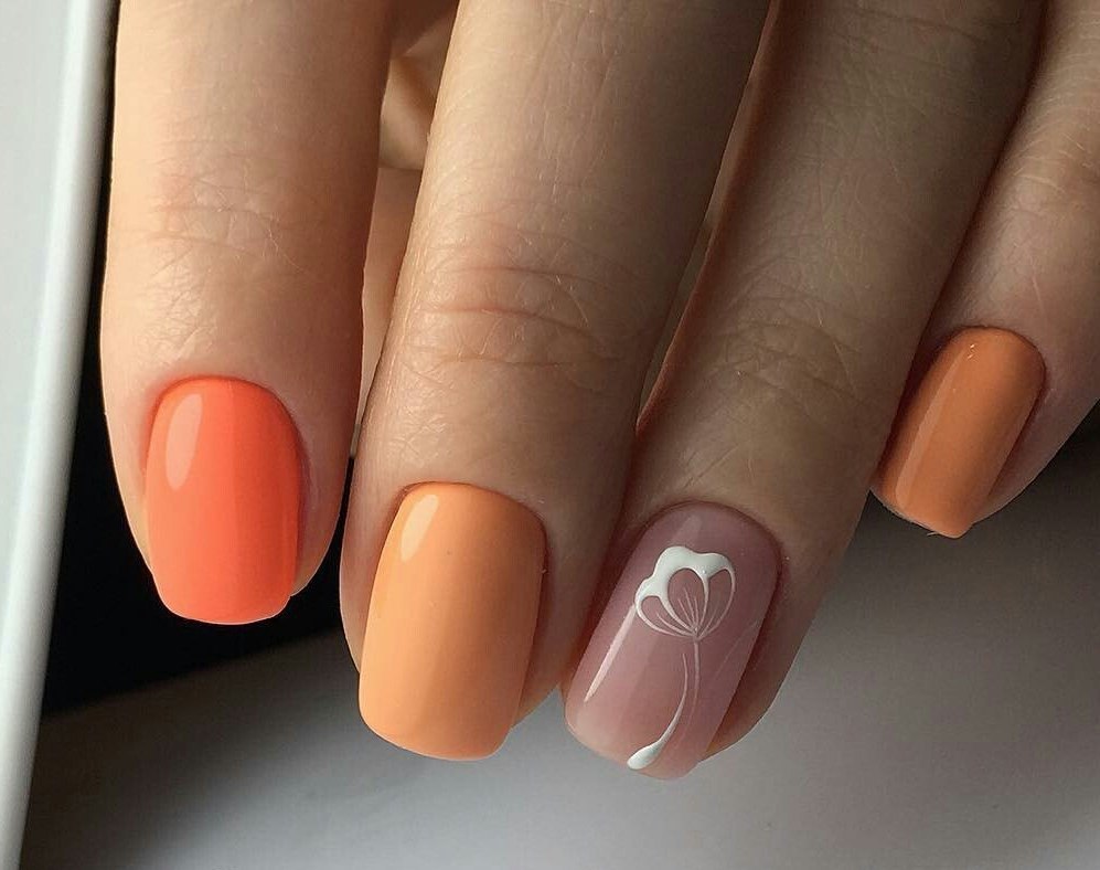 Весняний помаранчево-бежевий манікюр: квадратні нігті з мінімалістичними білими квітами