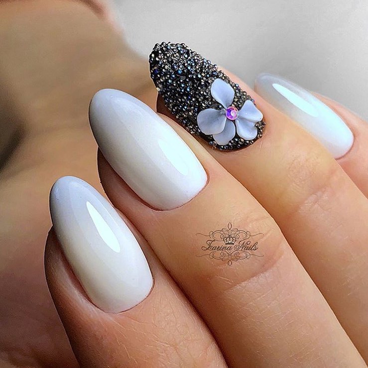 3D квітковий манікюр з фіолетовими акцентами та блиском стразів