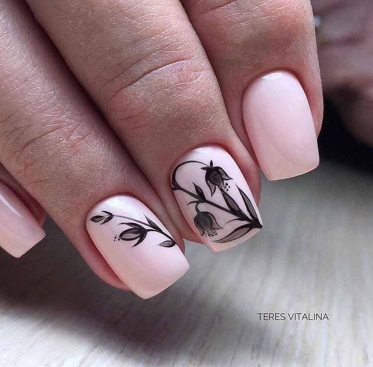 Квітковий дизайн на рожевих овальних нігтях з ручним розписом