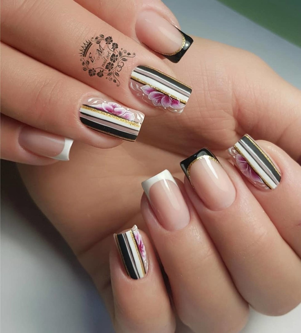 Французький манікюр у бежевих тонах з золотими блискітками