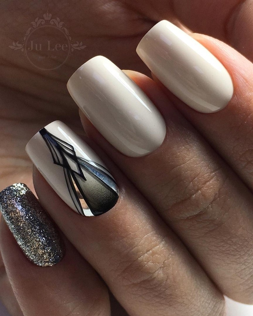 Бежевий з блиском: абстрактний сріблясто-чорний дизайн на довгих овальних нігтях