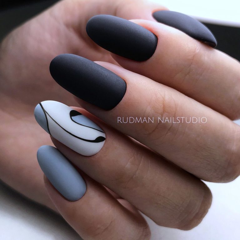 Матовий чорний манікюр з абстрактними лініями на мигдалеподібних нігтях