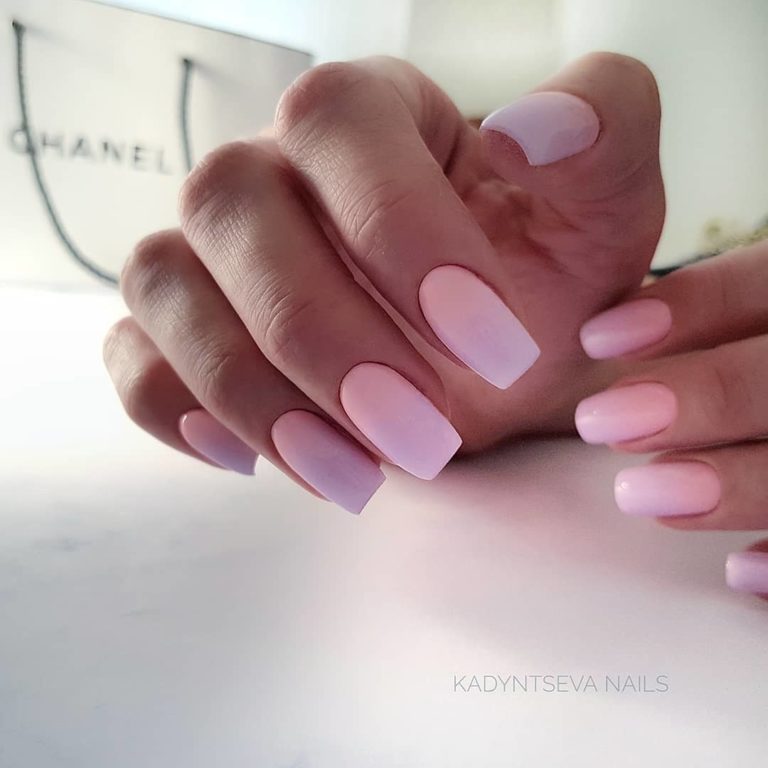Матовий рожево-фіолетовий омбре манікюр на довгі квадратні нігті