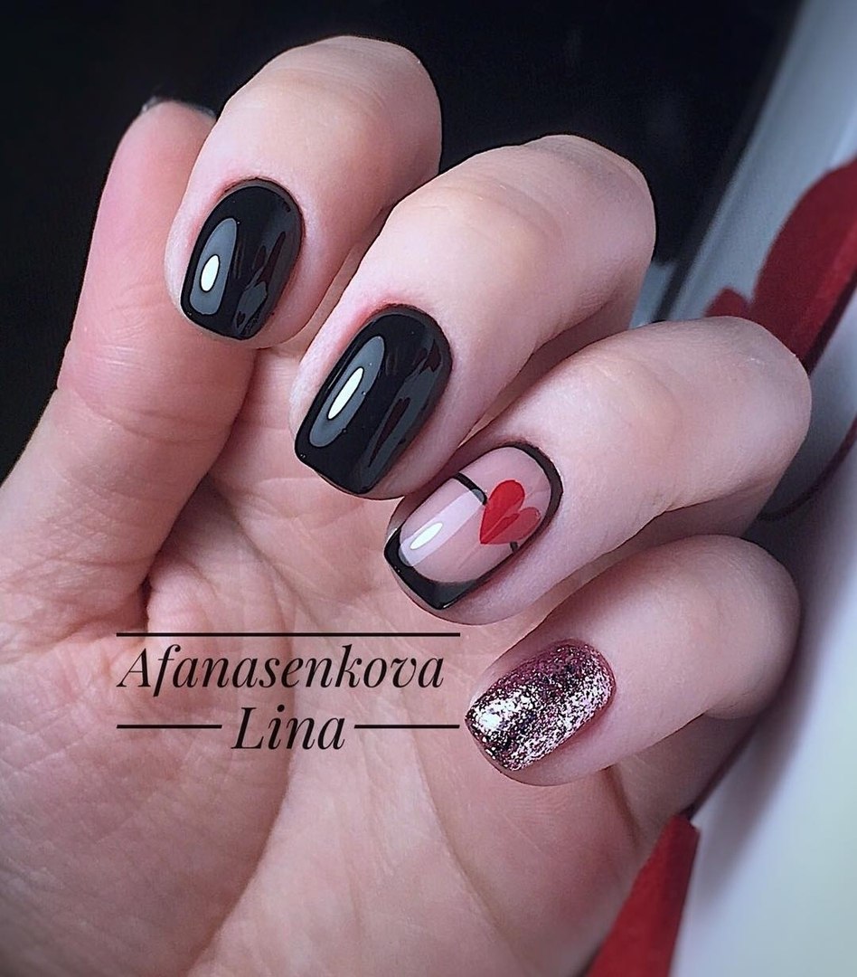 Чорний манікюр з сріблястою геометрією та блискітками