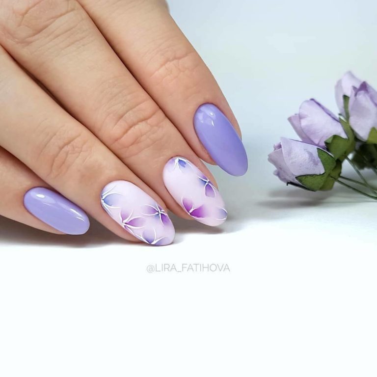 Фіолетовий омбре манікюр з ручним розписом квітів
