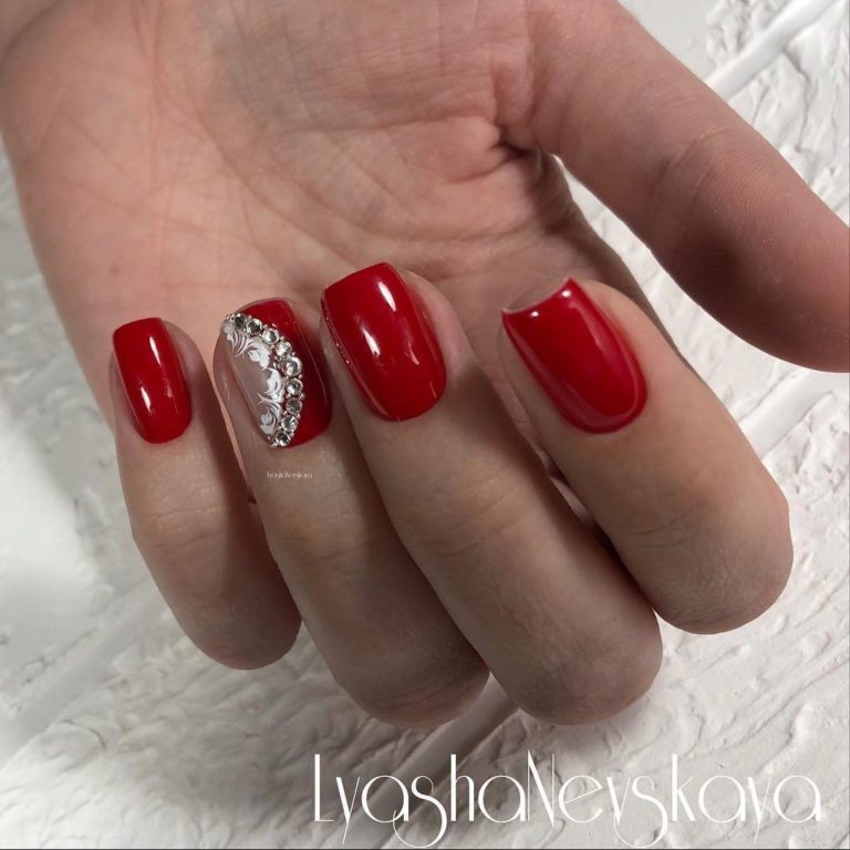 Червоний манікюр з квітковим розписом та срібними стразами