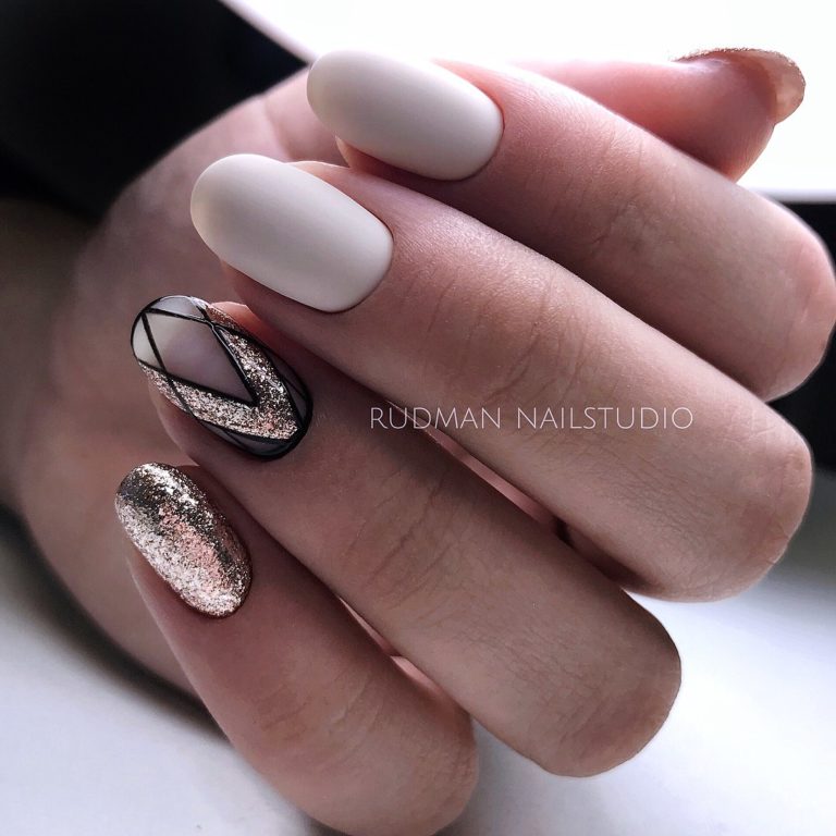 Манікюр з матовим бежевим гель-лаком, золотою геометрією на овальних нігтях