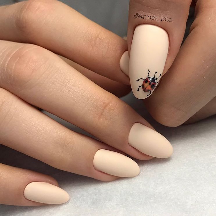 Матовий бежевий манікюр з червоними акцентами ручного розпису