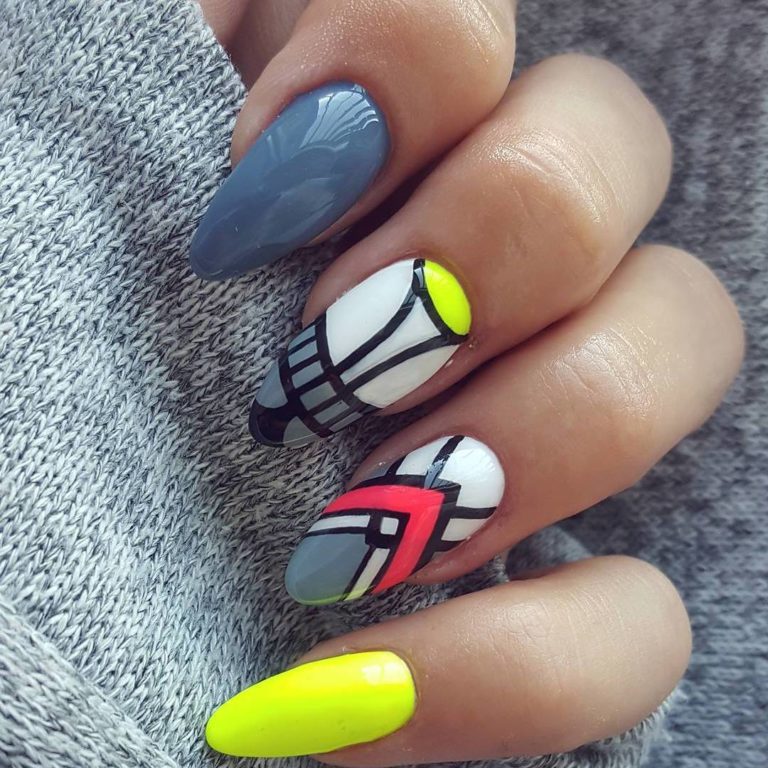 Сірий манікюр з жовтою геометрією на довгих мигдалеподібних нігтях