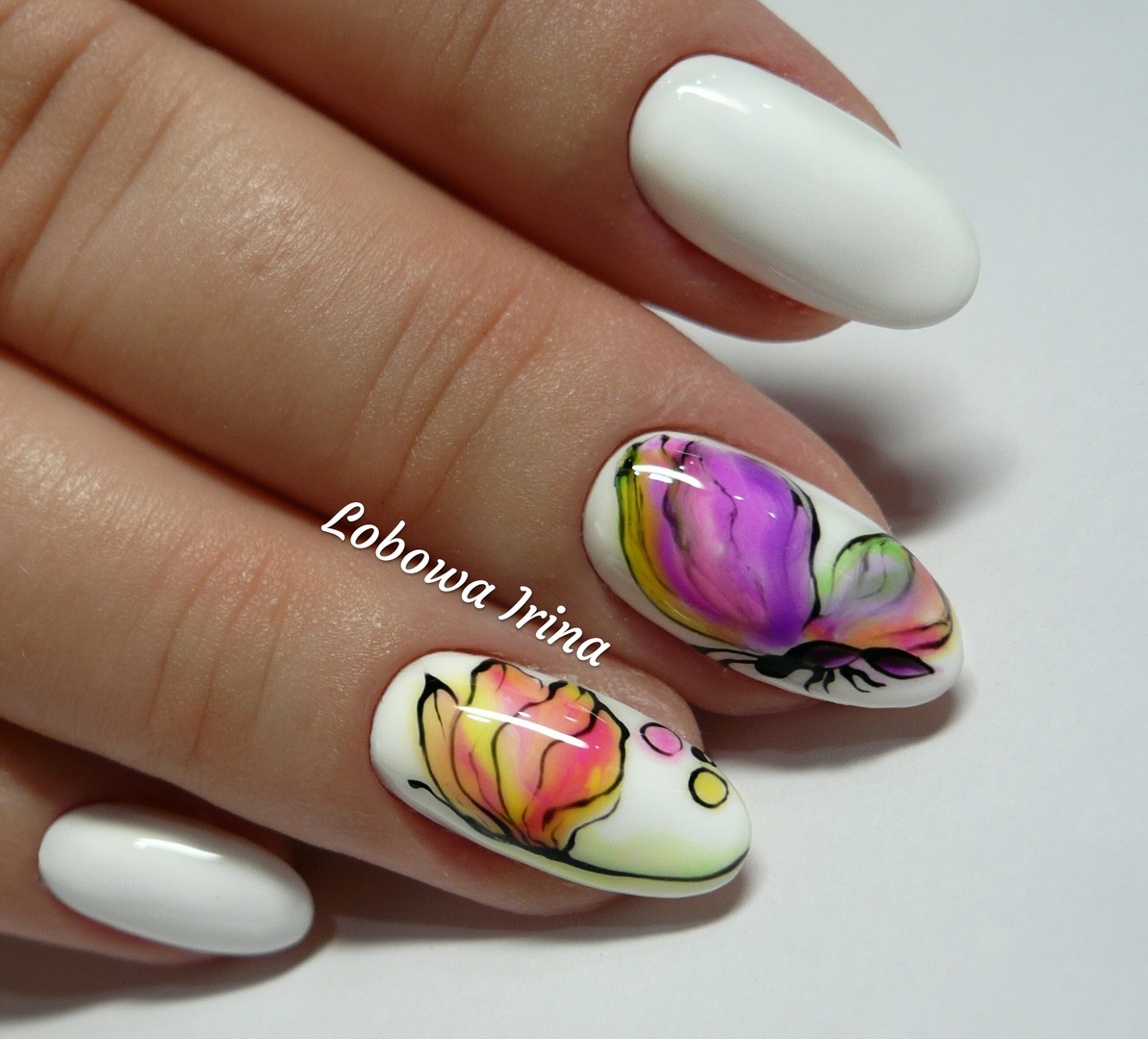 Довгі мигдалеподібні нігті: білий фон, фіолетові квіти та абстрактний розпис