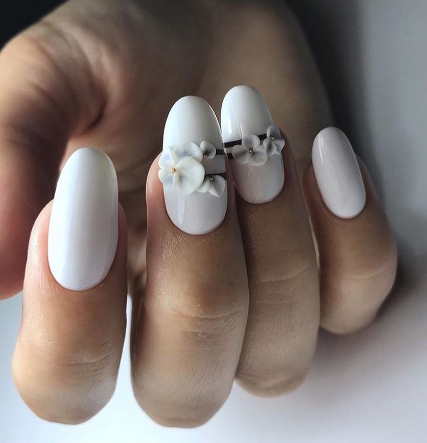 Білий манікюр з чорними 3D квітами та золотими акцентами