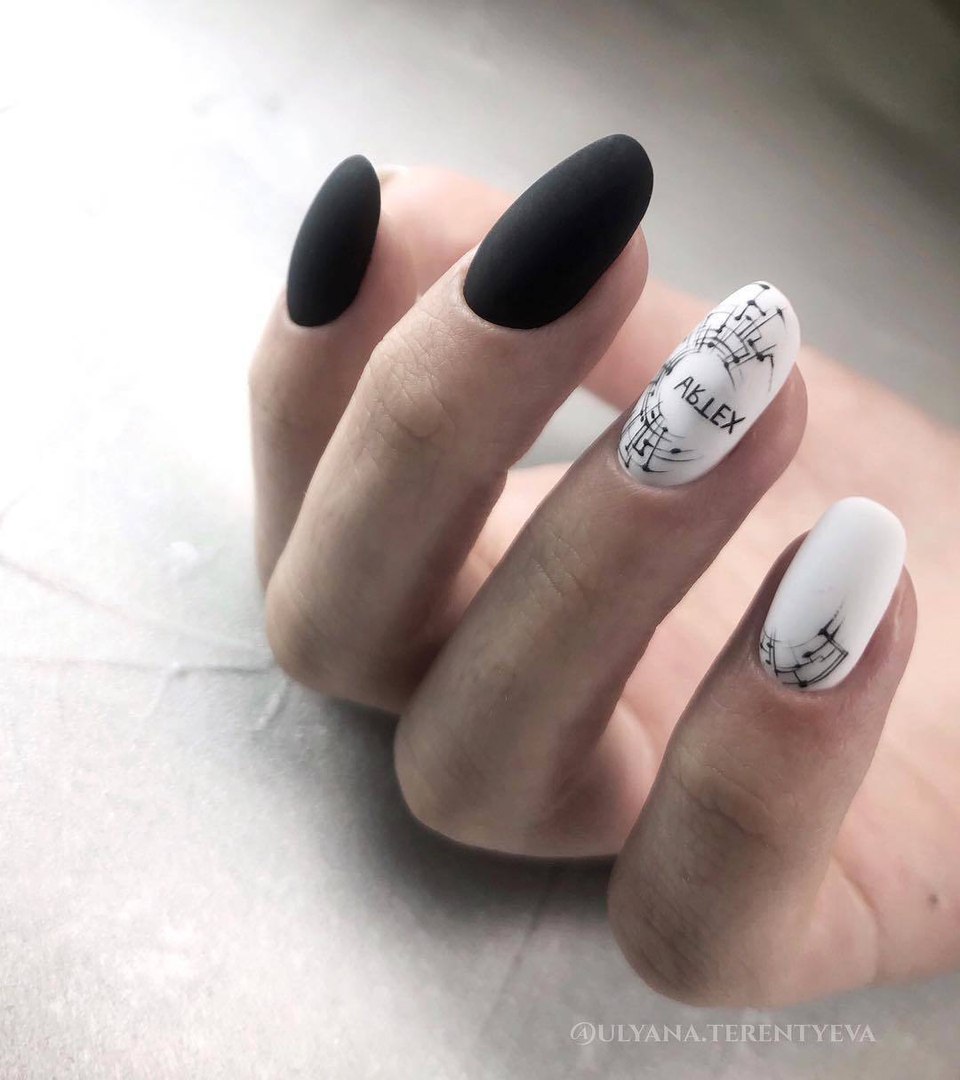Чорний матовий манікюр з абстрактним білим розписом на мигдалевих нігтях