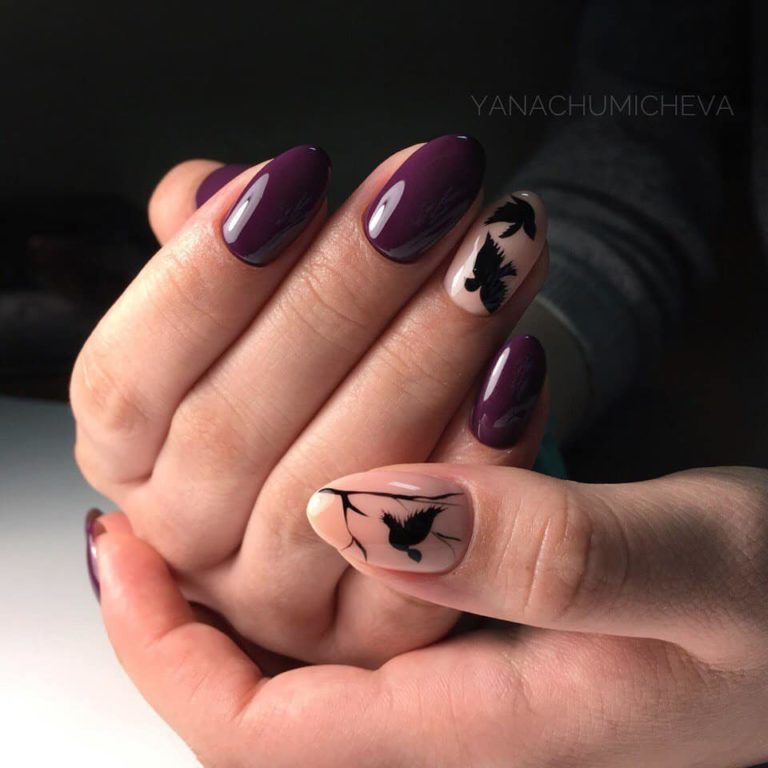 Абстрактний фіолетовий манікюр на середніх мигдалеподібних нігтях